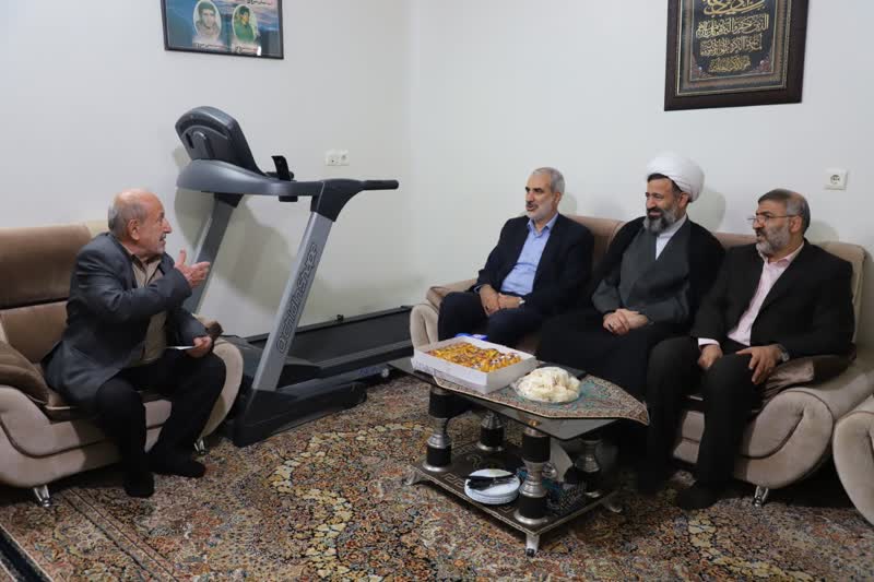 استاندار مازندران با خانواده شهیدان سروی در ساری دیدار کرد