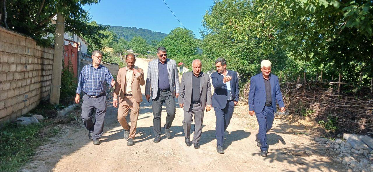 پیگیری روند اجرای طرح‌های عمرانی در روستای کارنام؛ ادای احترام سرپرست فرمانداری مرکز استان به والدین شهید محمدی
