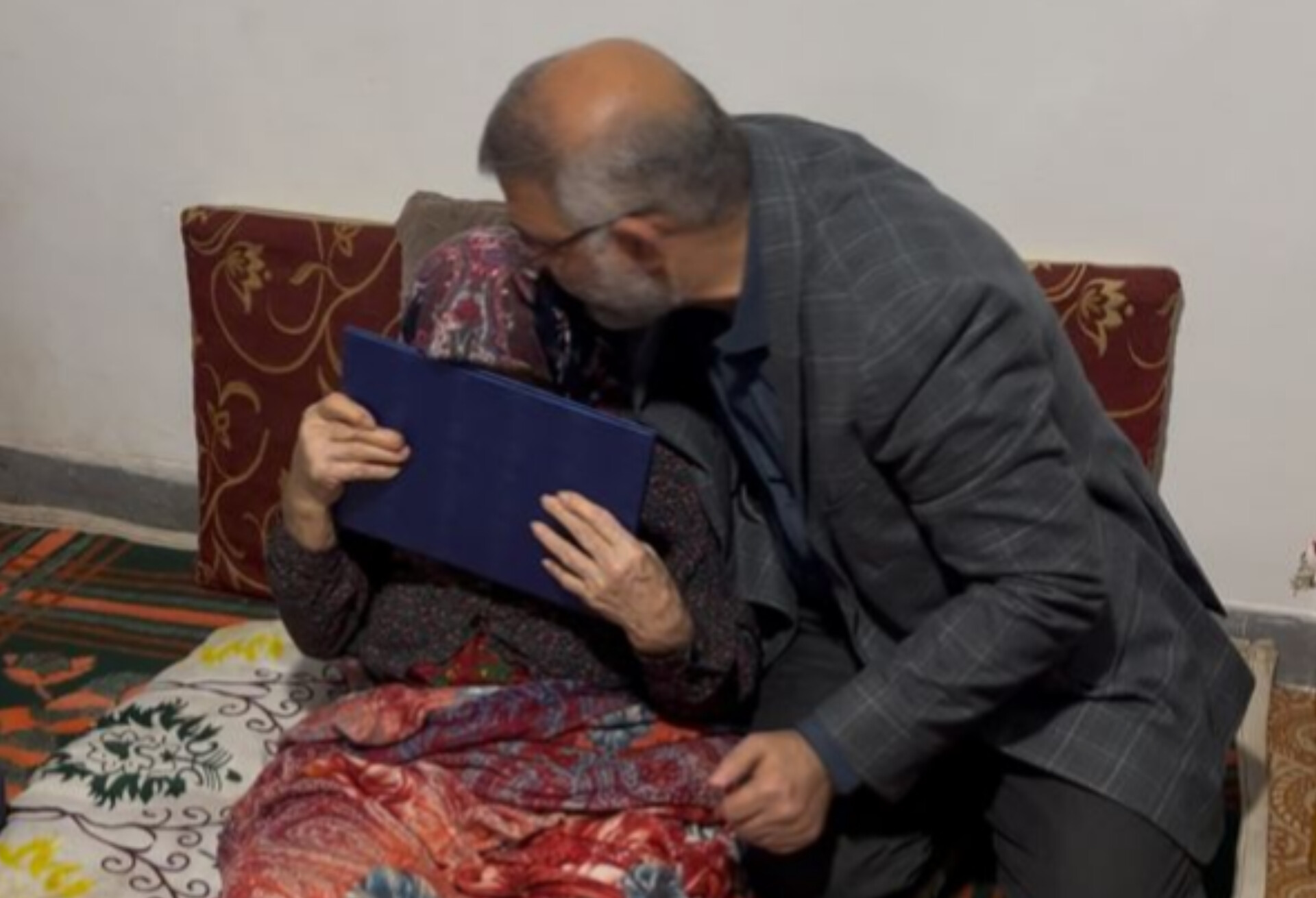 دیدار دکتر نوبخت فرماندار مرکز استان با مادر گرانقدر شهید والامقام‌ بهرام قلی پور