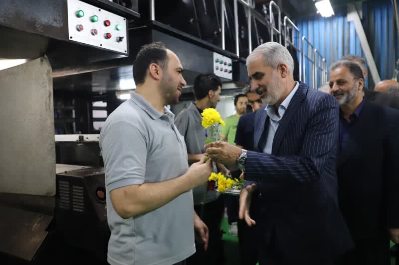 استاندار مازندران از کارخانه ایران تک نخ در نوشهر بازدید کرد / نوری با اهداء گل از مقام شامخ کارگران تجلیل نمود