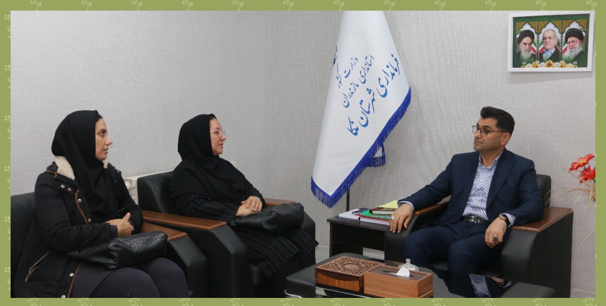 اهدای تابلوی هنری توان‌یابان رشد به فرماندار نکا