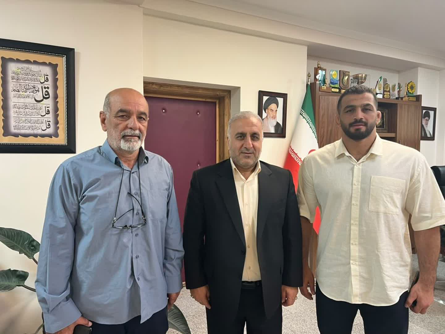 گفت‌وگوی دکتر اسکندرنیا با جهان‌پهلوان حسن یزدانی و پدر گرامی‌اش در فضایی صمیمی