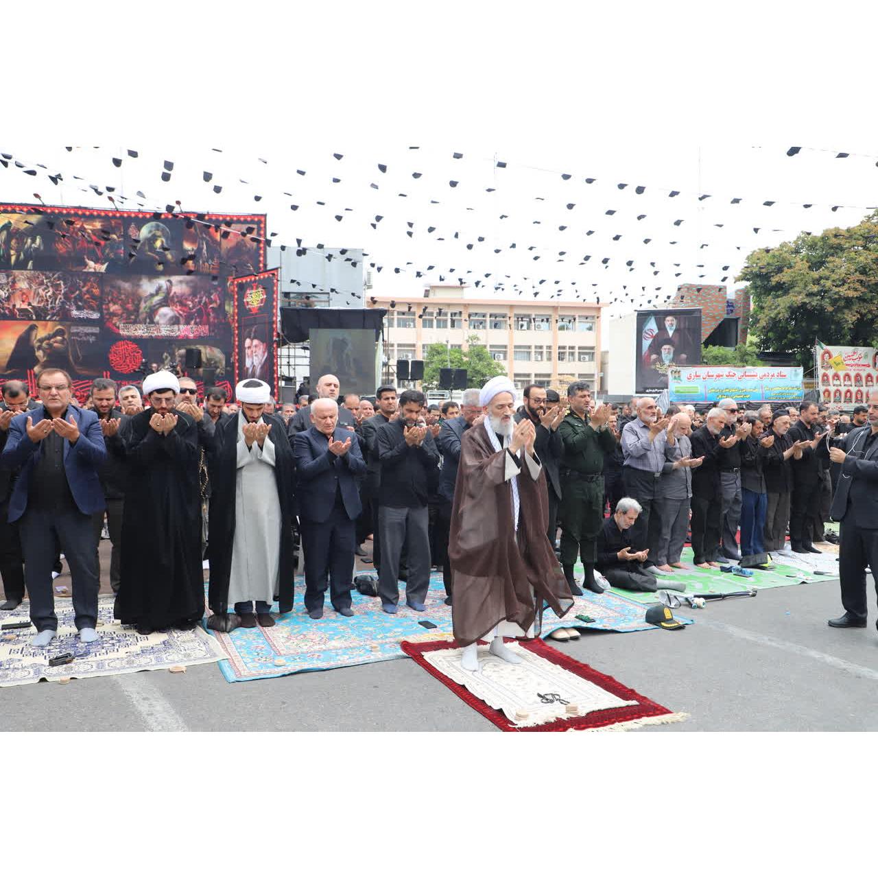 حضور استاندار مازندران در آیین اقامه نماز ظهر عاشورا به امامت حضرت آیت‌الله محمدی لائینی نماینده محترم ولی فقیه در استان در میدان آئینی امام حسین(ع) ساری