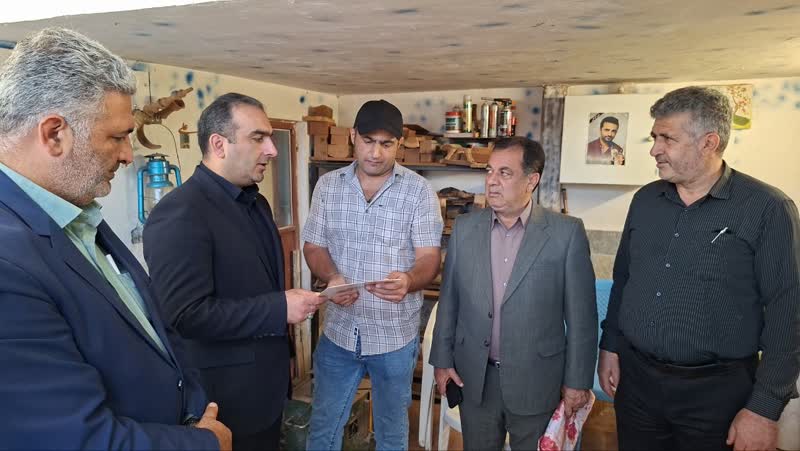 قدردانی فرماندار میاندورود از هنرمند شاخص صنایع دستی 