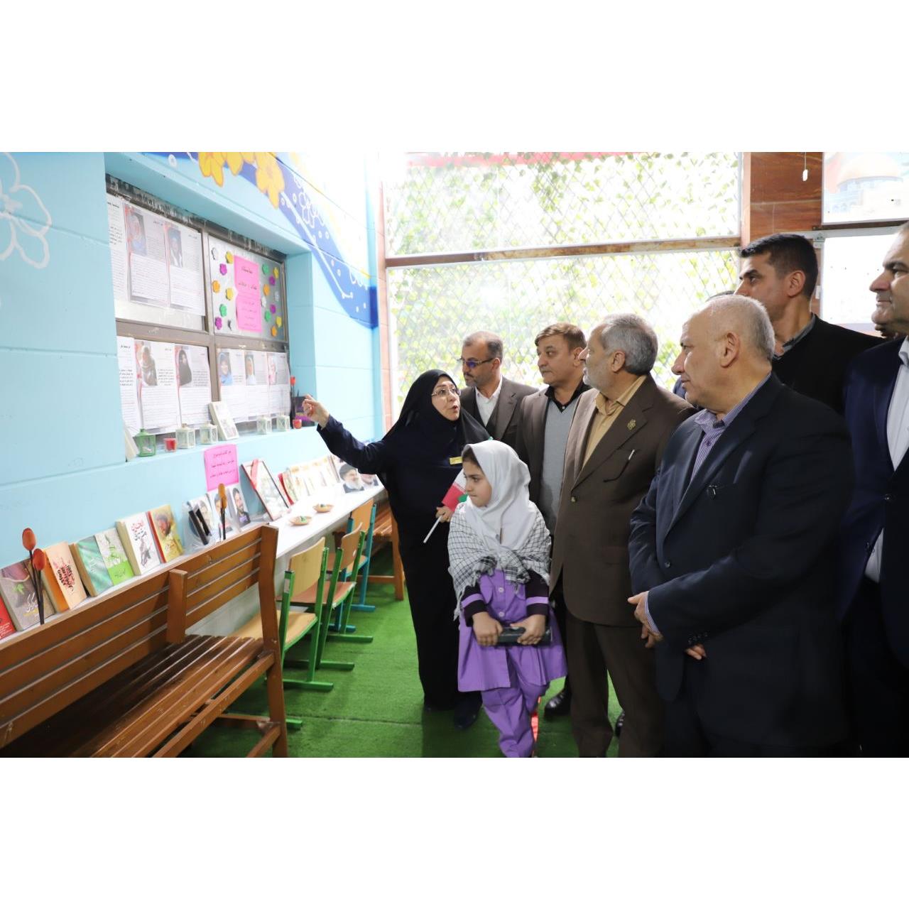 حضور وزیر آموزش و پرورش و استاندار مازندران در دبستان دخترانه شاهد؛ شرکت در نماز جماعت و دیدار صمیمانه با دانش‌آموزان