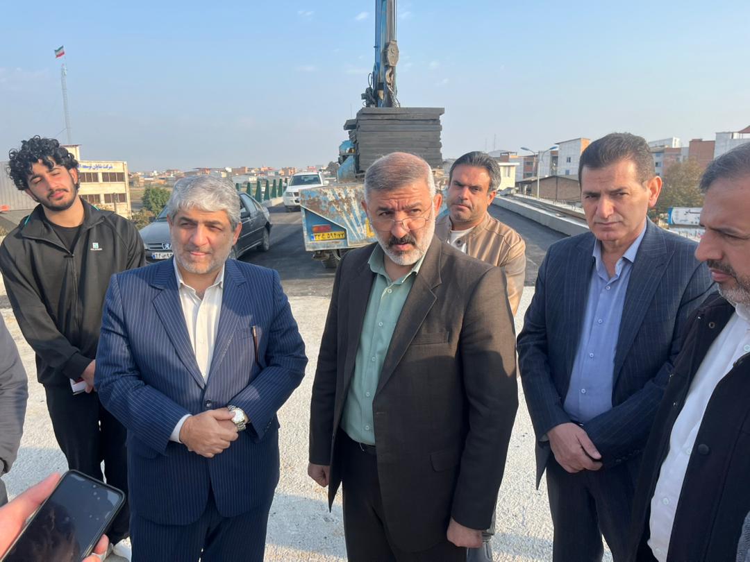 بازدید میدانی دکتر نوبخت فرماندار مرکز استان و دکتر دادبود معاون عمرانی استانداری از روند عملیات اجرایی تکمیل نهایی پل سه‌راه جویبار