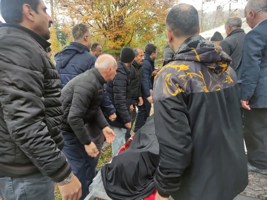 حضور سر کار خانم دکتر قائی پاشا فرماندار در مراسم تشییع پیکر مادر شهید مهدی فاتحی 