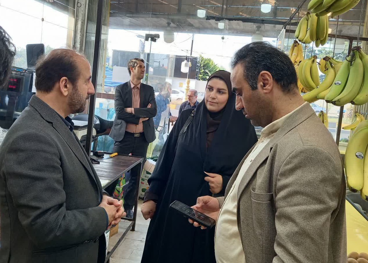 پایش میدانی بازار با حضور سرزده فرماندار شهرستان نوشهراز غرفه‌های میوه تا مراکز پروتئینی