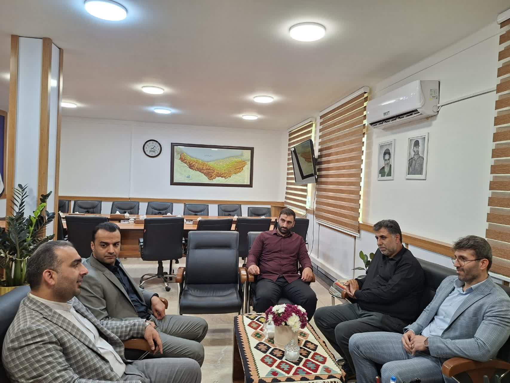 پیگیری مسائل روستای ماکران در دیدار دهیار و اعضای شورای با فرماندار