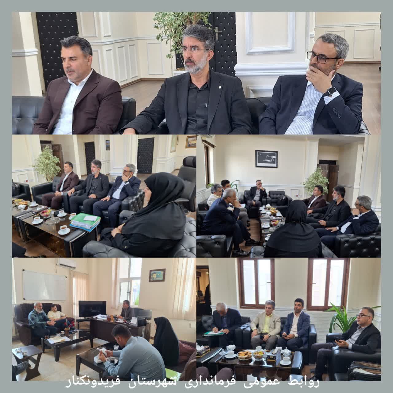 جلسه حل و فصل مشکلات حقوقی زمین فوتبال شهید کریم آزادی با حضور مسئولان استانی و شهرستانی برگزار شد