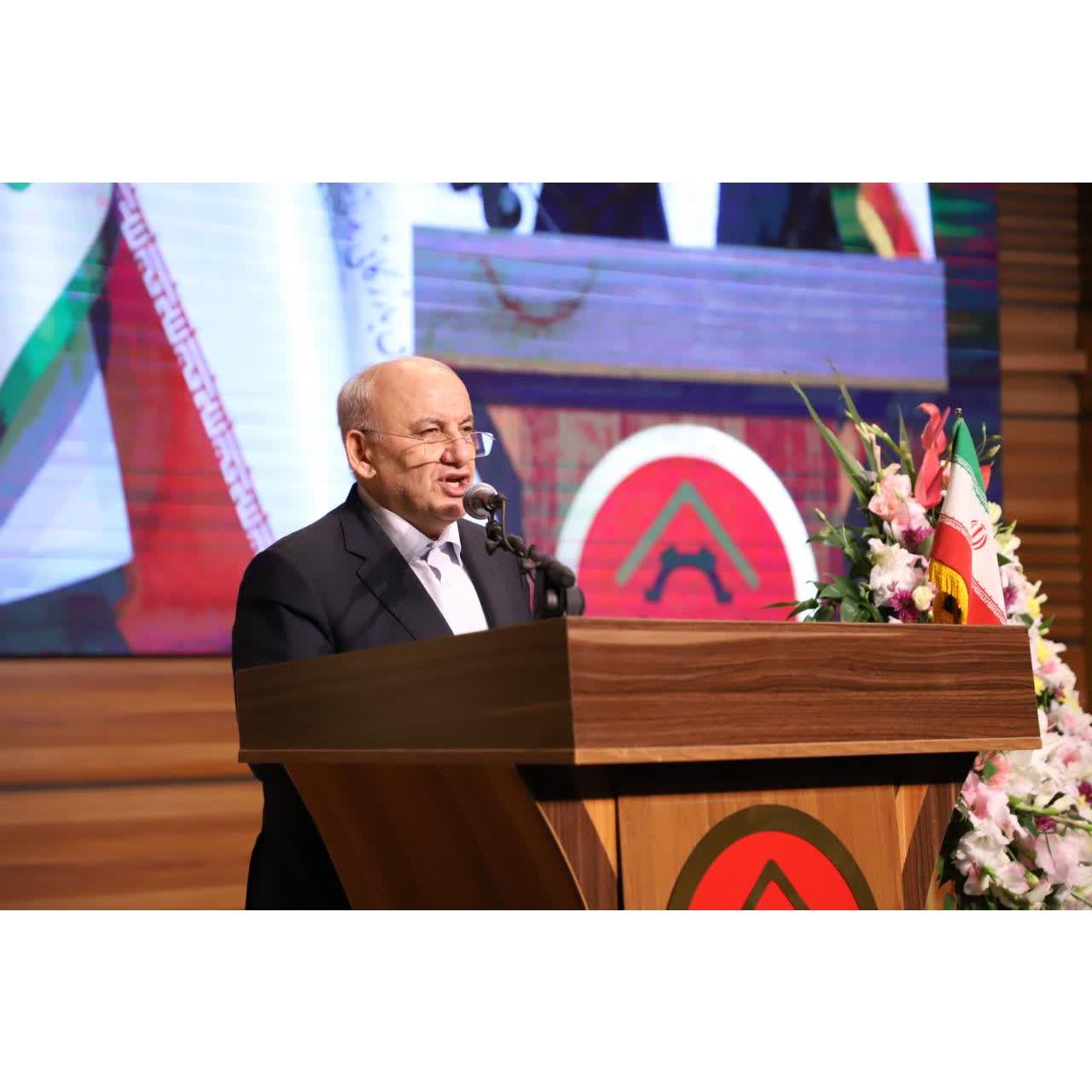 استاندار مازندران در همایش تقدیر از صنعتگران و معدنکاران نمونه استان: پشت هر شغل، آرامش یک خانواده و پشت هر تولید، امید یک ملت است/کارآفرین لایقی که برای ساختن آمده نباید در پیچ‌وخم اداری گرفتار شود