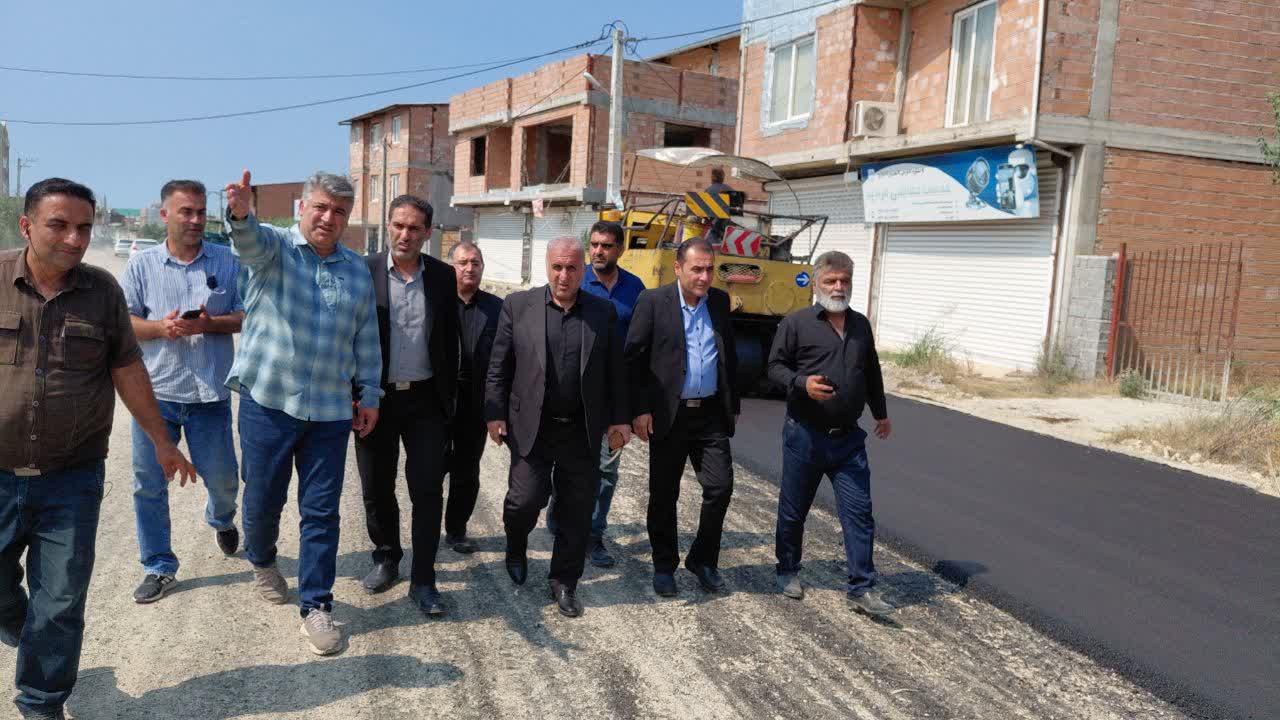 بازدید سرپرست فرمانداری ساری از اجرای طرح هادی و عملیات آسفالت روستای فرح‌آبادخیل