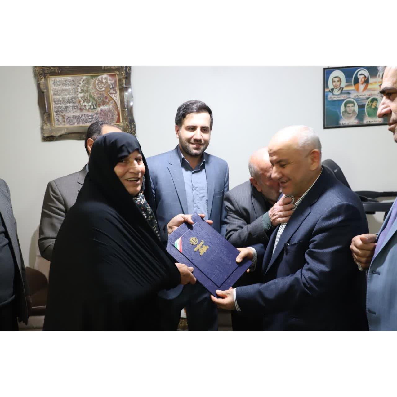 قدردانی استاندار مازندران از مادر گرانقدر دو شهید والامقام حامد و عابد سروی