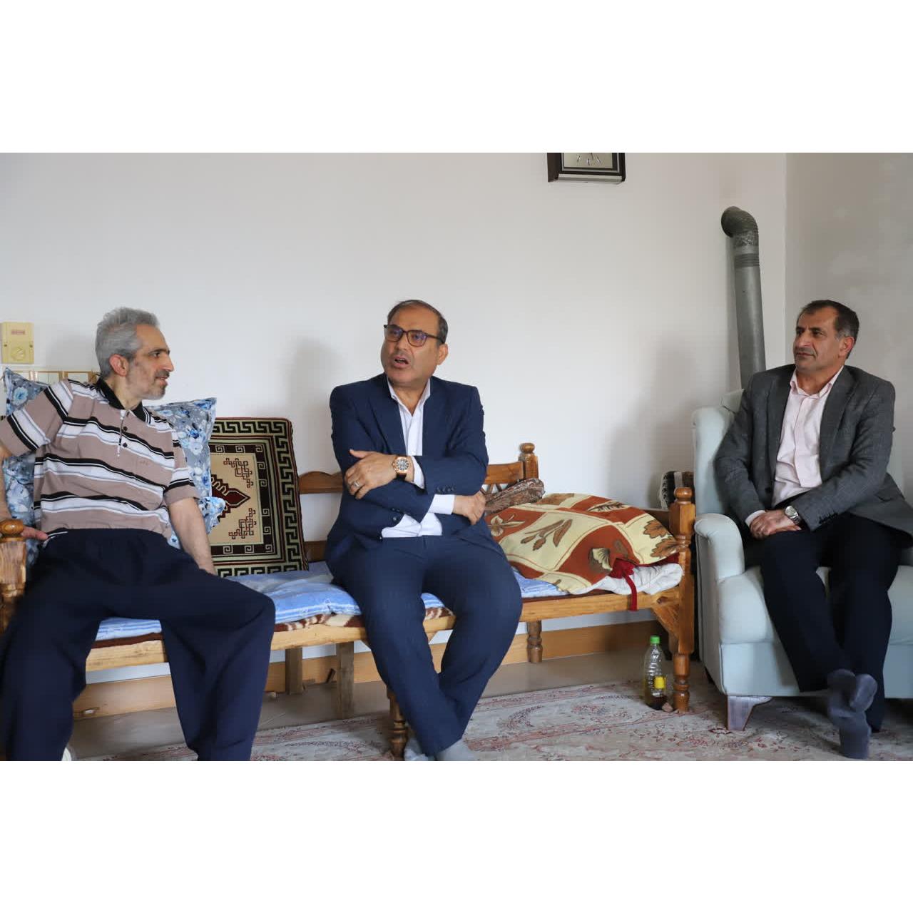 عیادت معاون توسعه استانداری مازندران از رمضانعلی بهرام‌نژاد؛ تأکید بر ضرورت تکریم پیشکسوتان و کارکنان خدوم