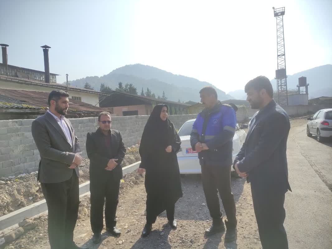 بازدید سرکار خانم دکتر قائی پاشا فرماندارشهرستان از احداث کانال جمع آوری آبهای سطحی کوچه کوی کار گر شیرگاه