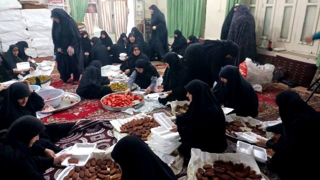 بازدید فرماندار بابل از فعالیت گروه جهادی طبخ غذا برای آسیب دیدگان جنگ