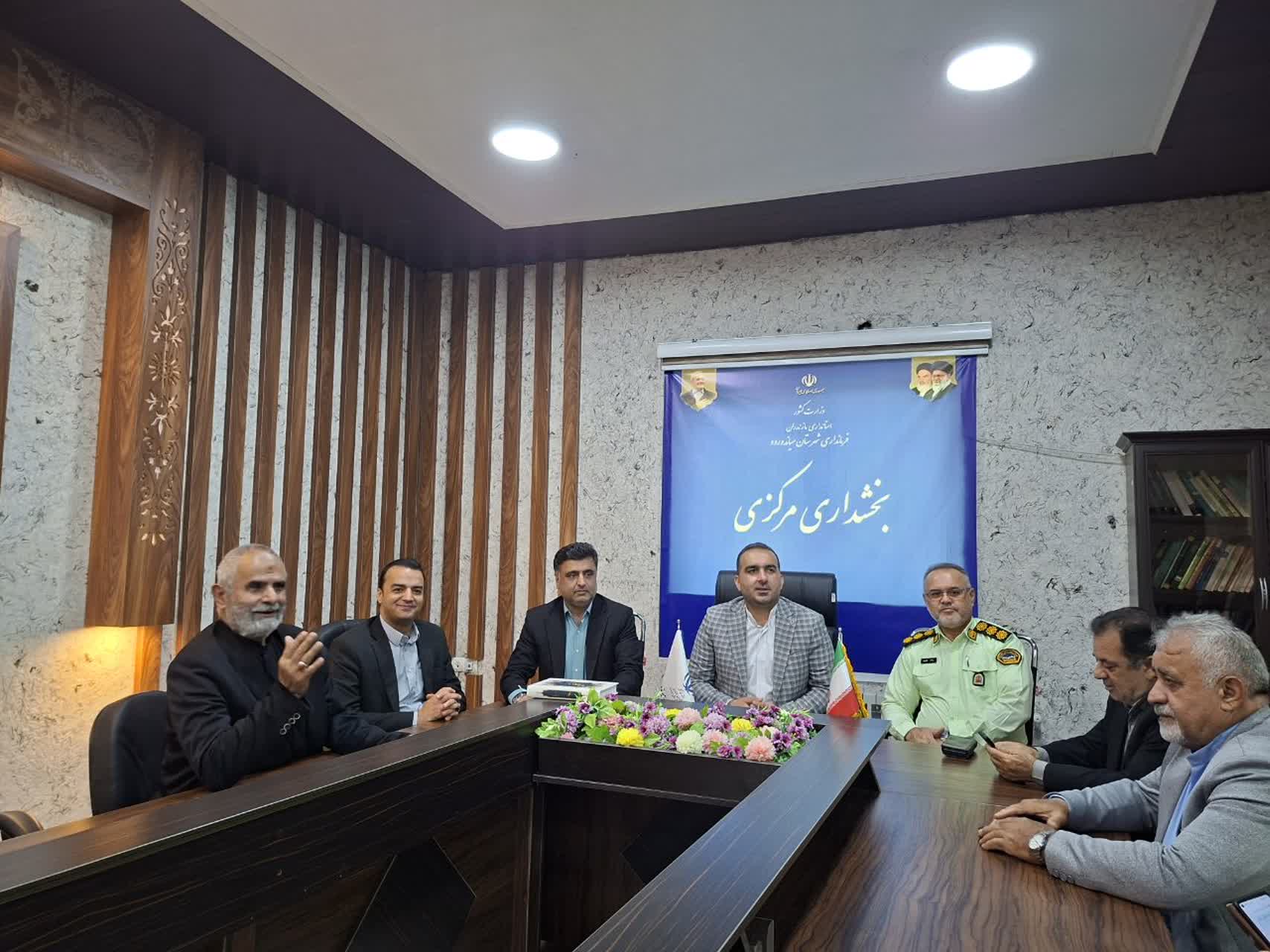 دیدار فرماندار با بخشدار مرکزی و کارکنان سادات فرمانداری