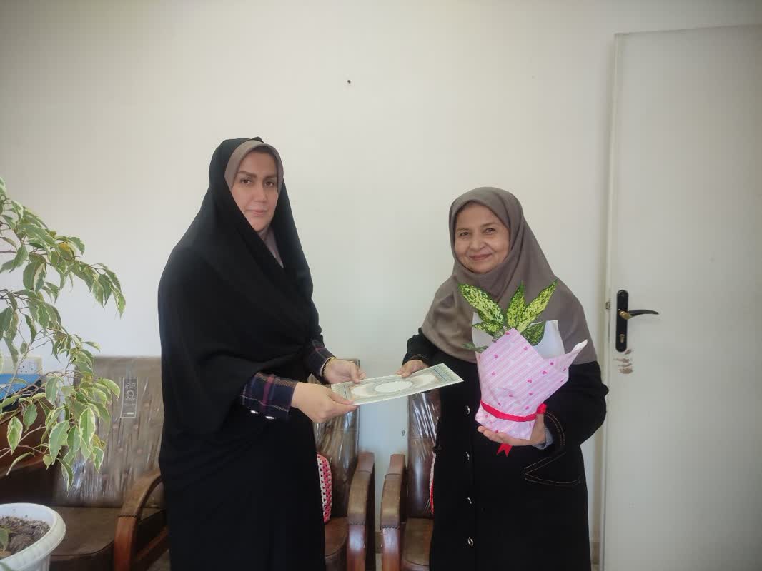 به مناسبت میلاد با سعادت حضرت فاطمه زهرا (سلام‌الله‌علیها) گرامیداشت هفته زن و روز مادر،سرکار خانم دکتر قائی پاشا فرماندار از خانم خاوری نژاد رئیس اداره ثبت احوال تجلیل به عمل آورد. 